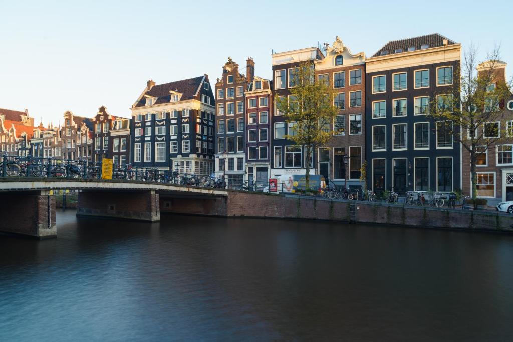 Burgwallen Nieuwe Zijde Apartment | 18th Century Groundfloor Canal House with patio/garden