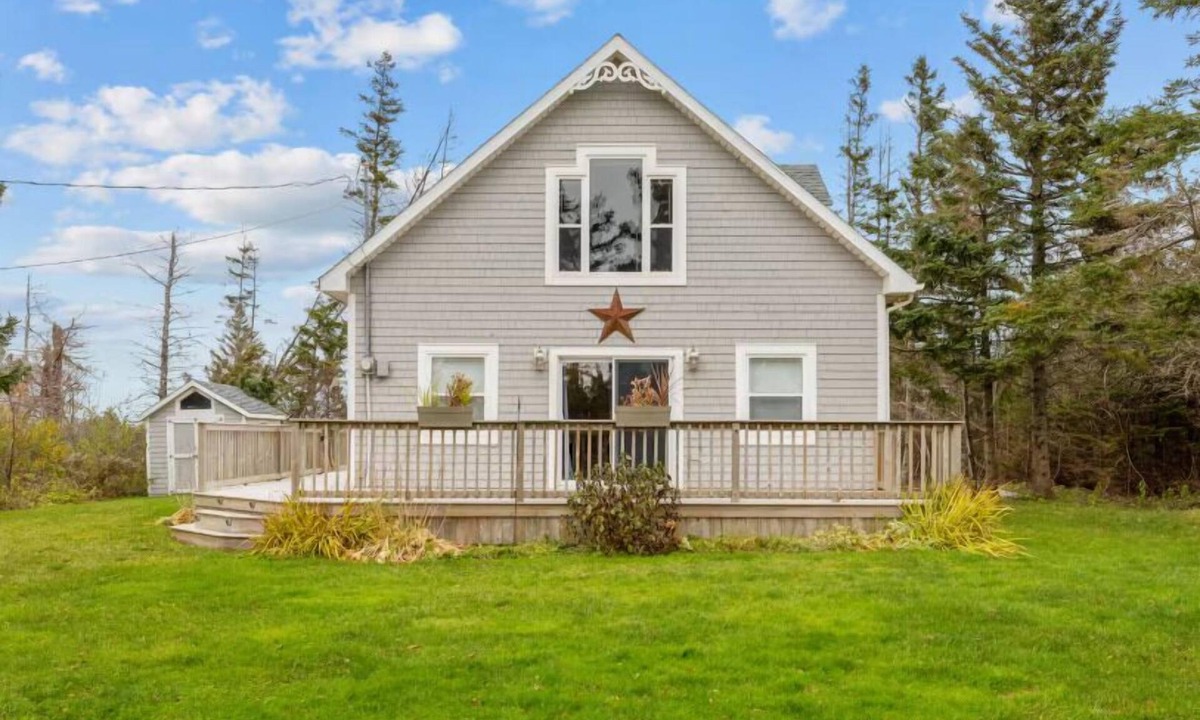Bayview House | 3-Bedroom Chalet with Kayak in private community - minutes to Cavendish Beach