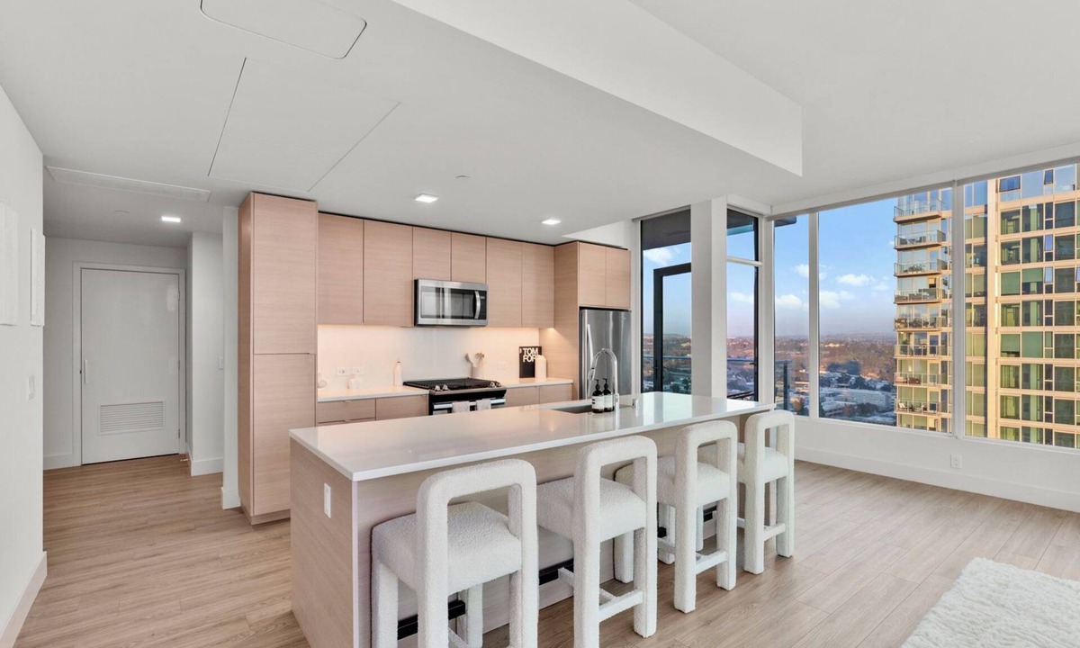 East Village Apartment | Chic 2-bedroom apartment with WiFi, fitness room in fabulous San Diego