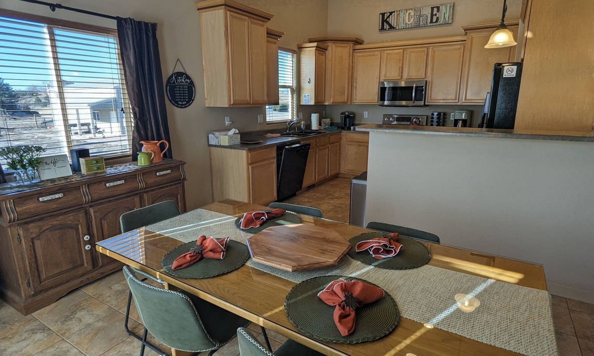 Pueblo West House | Close to Royal Gorge, Pueblo Lake, Famous river walk, Colorado Springs, Salida