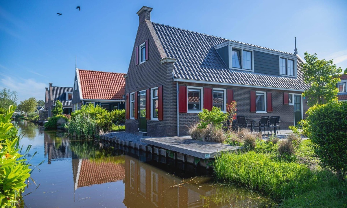 Amsterdam House | Detached bungalow with a patio with garden furniture and a private parking space