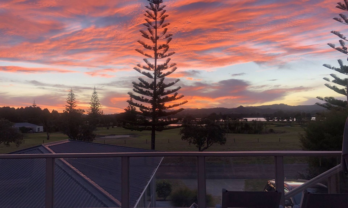 Omaha House | Fantastic Estuary & Golf Course Views, Huge Deck, Great Sunsets, Modern & Cosy