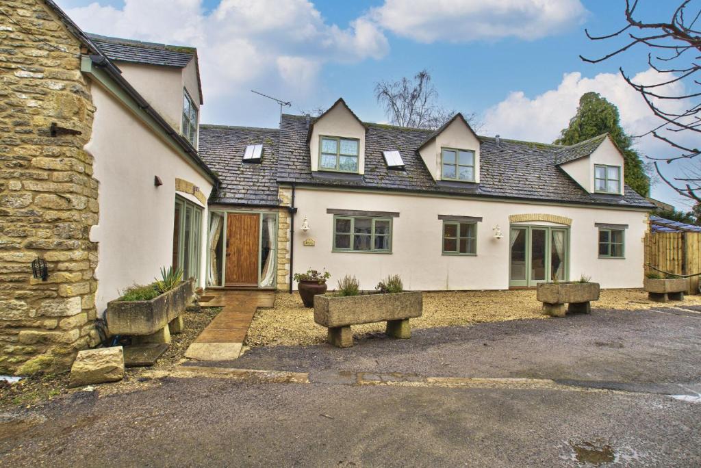 Black Bourton House | Olive Cottage by Group Retreats
