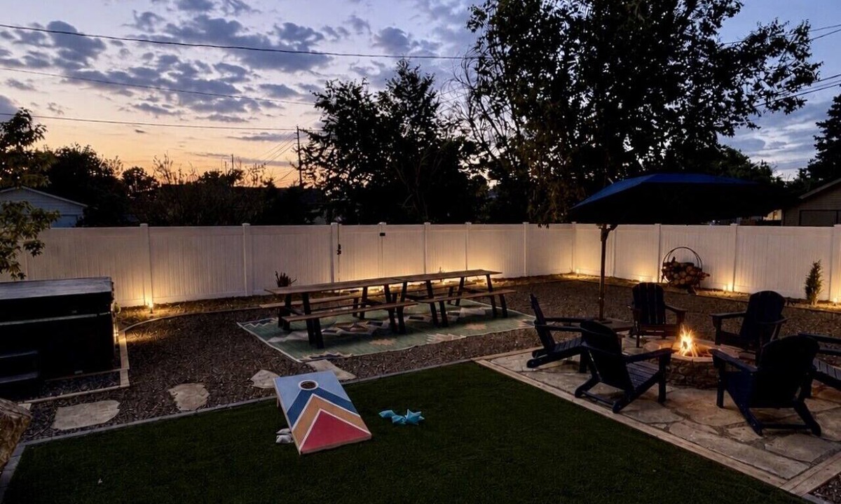 Cheyenne House | Spacious Downtown Location | 4BA, 2 Kitchens + Game Room