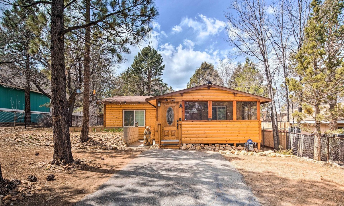 Sugarloaf Cabin | Steps to trails Fireplace Pet & kid friendly