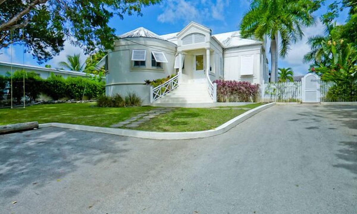 Porters Villa | Stunning & spacious 3 bed villa, Own pool, housekeeper, 3 Min walk to beach.
