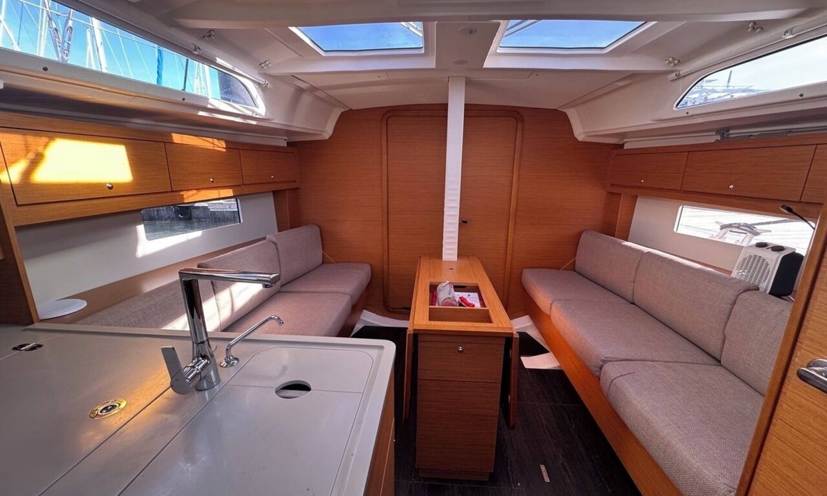Mahe Island Boat Rental | Sun-Kissed Sailing Adventure in Antiguo Puerto de La Rochelle