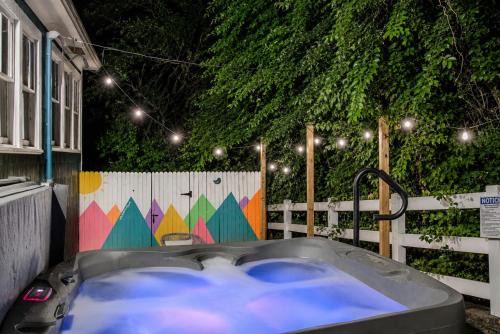 Davis House | The Bluebird Cottage Style Cabin with Hot Tub near Turner Falls and Casinos
