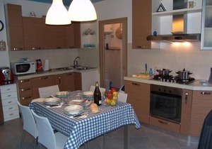 Blue flat with terrace in Castagneto Carducci