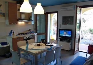 Blue flat with terrace in Castagneto Carducci