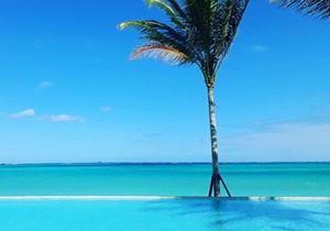 Cable Beach Luxury Condominium with balcony in Nassau