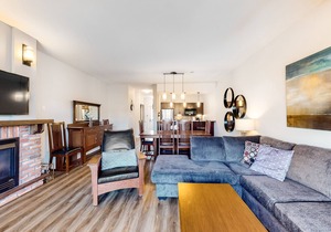 Convenient & Homey Condo w/Free WiFi & Gas Grill - Walk to Blue Mountain Village in The Blue Mountains