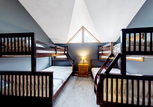 Dog-friendly condo at the base of the mountain w/ a full kitchen in The Blue Mountains