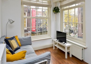 Spacious apartment near canal and central station in Amsterdam-Centrum