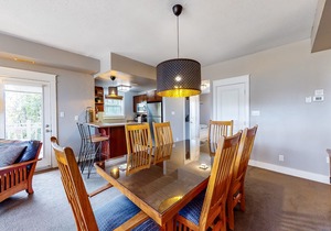 Spacious End Unit Condo w/Board Games, Free WiFi, Patio - near Downtown in The Blue Mountains