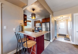 Spacious End Unit Condo w/Board Games, Free WiFi, Patio - near Downtown in The Blue Mountains