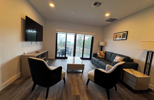 Bahamas Terrace Apartment | 1-Bedroom Apartment King Bed Full Kitchen & Balcony