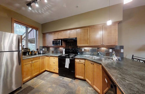 Big White Ski Resort House | 10 out of 10! True Ski & Ski out - Private Hot tub and short walk to Village.