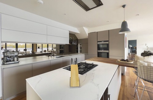 Lechlade House | 12 Longdoles Bank, Lakes by Yoo, sleeps 8 +2 kids (1 up to 5yrs), spa access