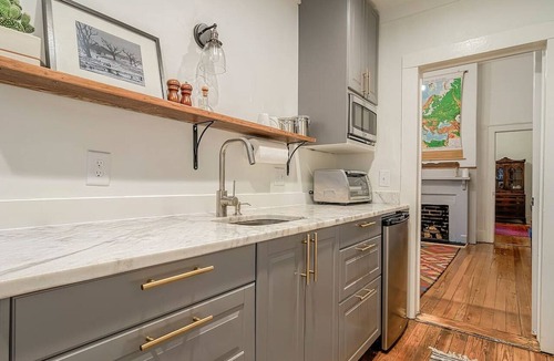 Earlewood Apartment | 1217 - Right Side · Queen Anne Victorian - Traveler's Apartment