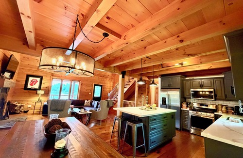 Seguin House | Beautiful serene lake house sitting on 40 acres in North Muskoka
