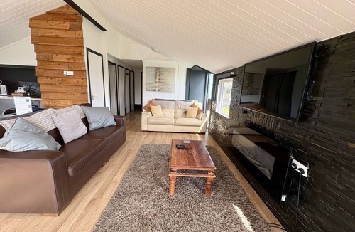 South Cerney House | Bumble Bee Cabin on Heron Lake