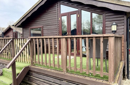 South Cerney House | Bumble Bee Cabin on Heron Lake