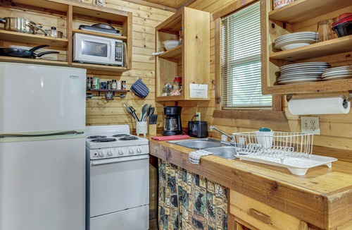 Davis Cabin | 'Cedar Falls Cabin 5': 1/2 Mile to Turner Falls