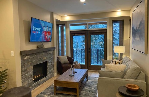 Sun Peaks House | Cozy Modern Ski-in & Ski-out, Hot Tub, Townhouse