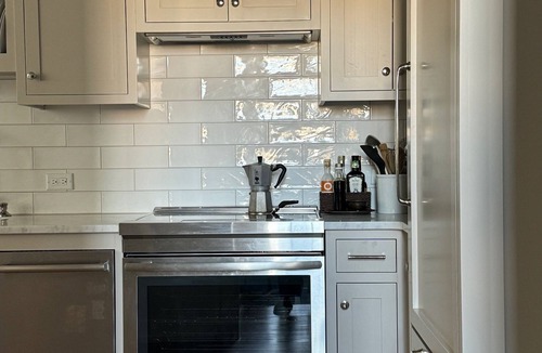 Harleston Village Apartment | Designer's Historic Downtown Pied a Terre near Broad. Private Parking 30-day min