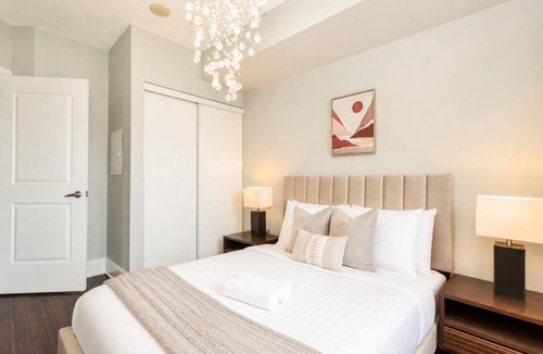 Downtown Mississauga Apartment | Executive 2BR 2BATH Condo with Lakeview Steps from SQ1