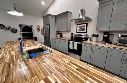Florence House | Expansive mountain panoramas with 3 Bed/3 Bath and Great Room for Entertaining