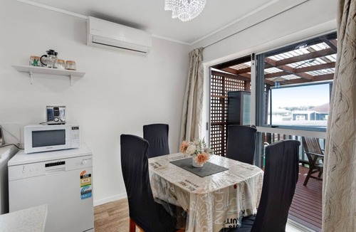Auckland House | Homespun Unit with deck, air-con and parking