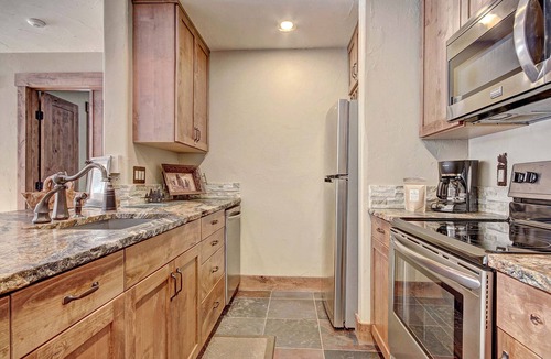 Lakeside Village Condo | Large Luxury Condo/Located on Keystone Lake/Private Patio with Grill
