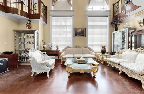 Richmond House | Luxury Mansion Suite: Indoor Pool, AC & Designer Comfort near YVR