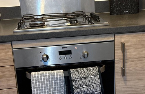 Patchway House | Modern & Comfortable Stay in Patchway, Bristol | Near Cribbs Causeway/Aztec
