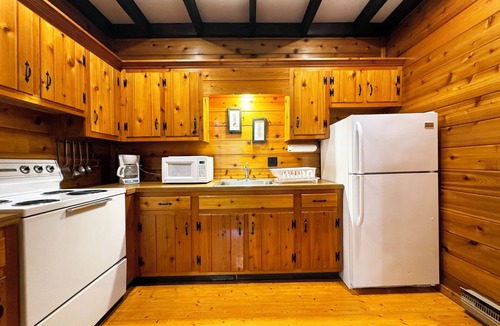 Reeders House | Poconos Rustic 1BR in the Poconos on Private Resort