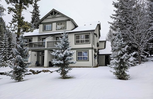 Panorama House | Rare Upper Village Townhouse w/a garage for gear and tuning!