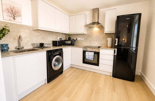 Adamsdown Apartment | Spacious 3BR Flat Sleeps 10 for Groups & Family