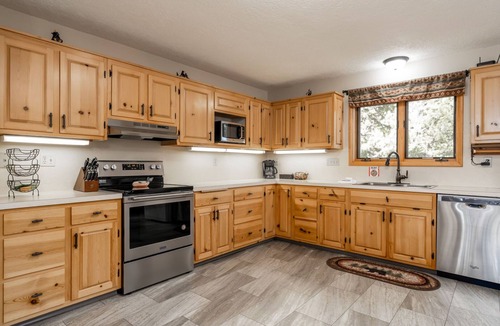 West Yellowstone Cabin | Spacious 4BR retreat in West Yellowstone, just 6 minutes to the park! Shepherd Family Retreat- Moose