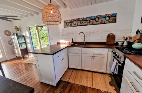 East End House | Spectacular clifftop house with hot tub next to sandy beach, stunning sea views
