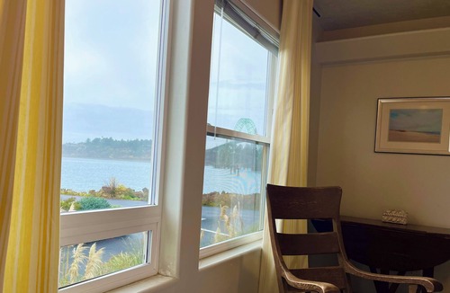 Newport House | Spectacular with Deals @ Super Fun Ocean House & Location; Great Water Views!