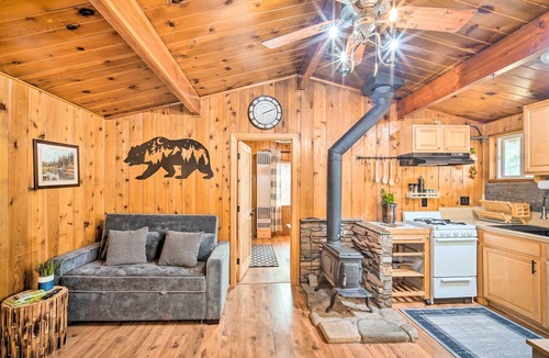 Sugarloaf Cabin | Steps to trails Fireplace Pet & kid friendly