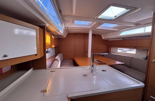 Mahe Island Boat Rental | Sun-Kissed Sailing Adventure in Antiguo Puerto de La Rochelle