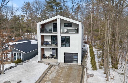Grand Bend Cottage | THE FRISKY BEAVER - Spacious, modern cottage in Grand Bend
