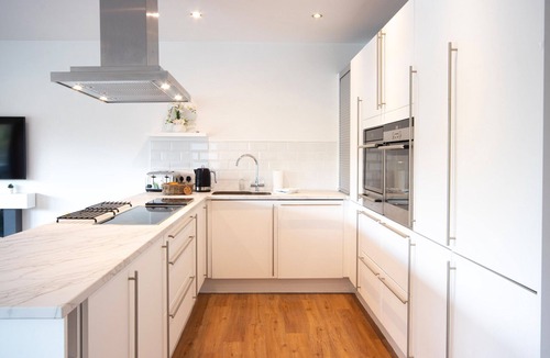 South Cerney House | Waters Edge 04, Waterside Lodge (P) - Lakeside Luxury House, Hot Tub, Sleeps 8