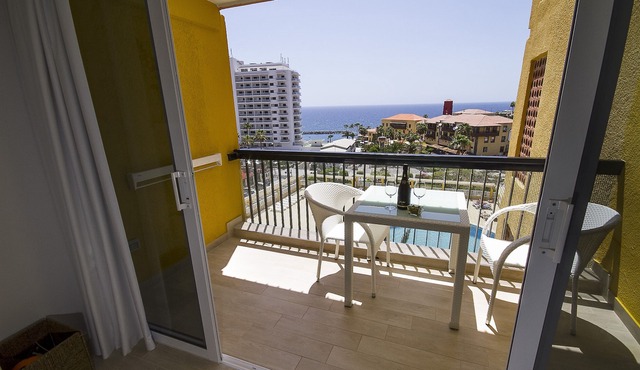 150 m from the sandy beach, fantastic sunsets, WiFi, satellite TV, swimming pools in Costa Adeje