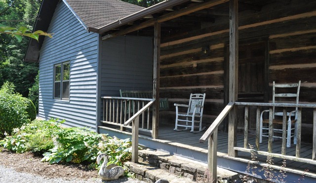 1850s log cabin 1 mile to downtown Weaverville 15% discount 7 days or more in Weaverville