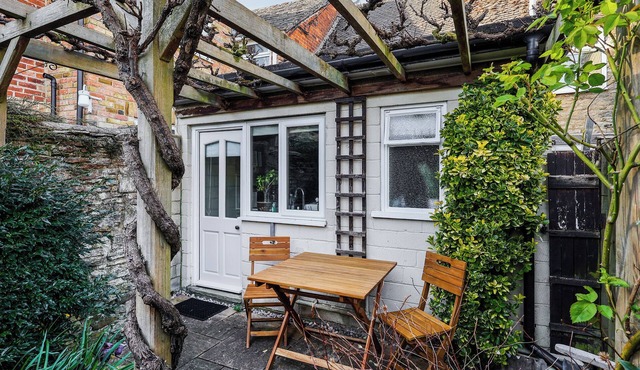 2 bedroom accommodation in Lechlade-on-Thames in Lechlade-on-Thames