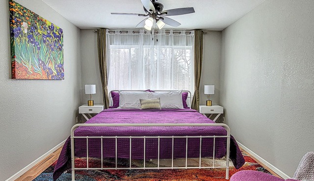 2 bedroom Hide-a-way with Balcony- minutes from Lake George in Lake George